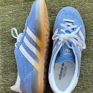 Blue Gazelle women’s size 7 men’s 5.5